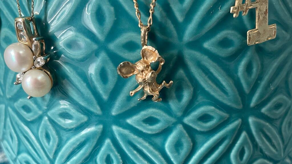 A closer look at my mom’s mouse charm. This guy just cracks me up. 20220506_Mother's Day-4.jpg